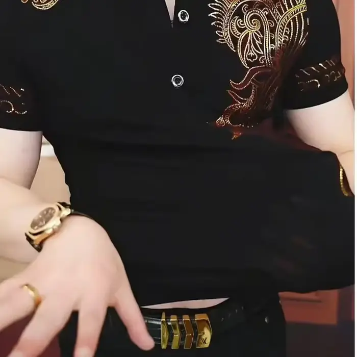 Polo noir pour homme à manches courtes avec broderie cachemire dorée