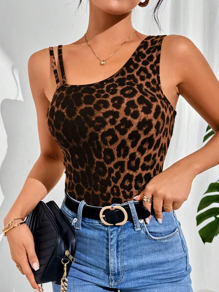 Les filles chaudes portent des hauts slim avec un haut intérieur