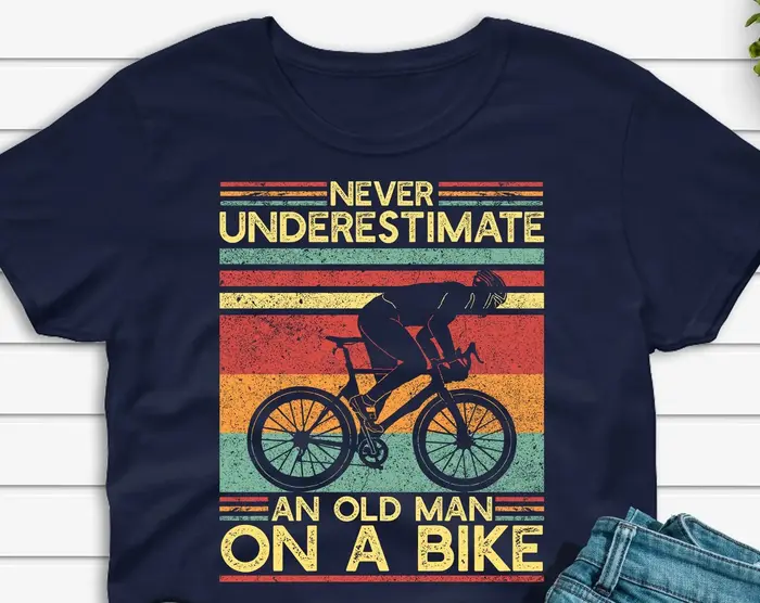 Ne sous-estimez jamais un vieil homme sur un vélo, T-shirt de cyclisme pour hommes, cadeau pour papa