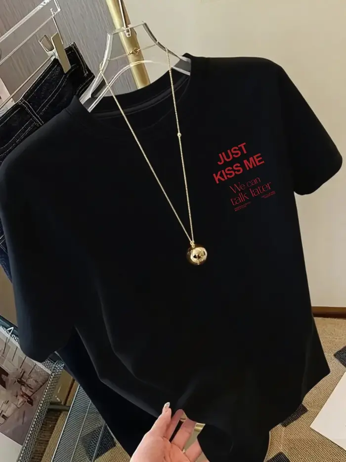 T-shirt imprimé « KISS ME We Can Talk Later » à manches courtes et col rond