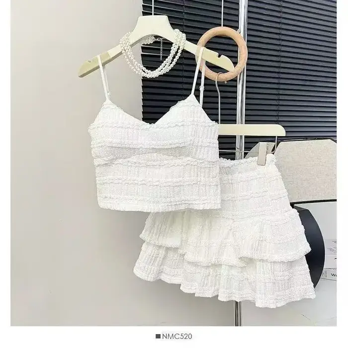 Ensemble décontracté pour femme : Haut court blanc sans bretelles et jupe courte