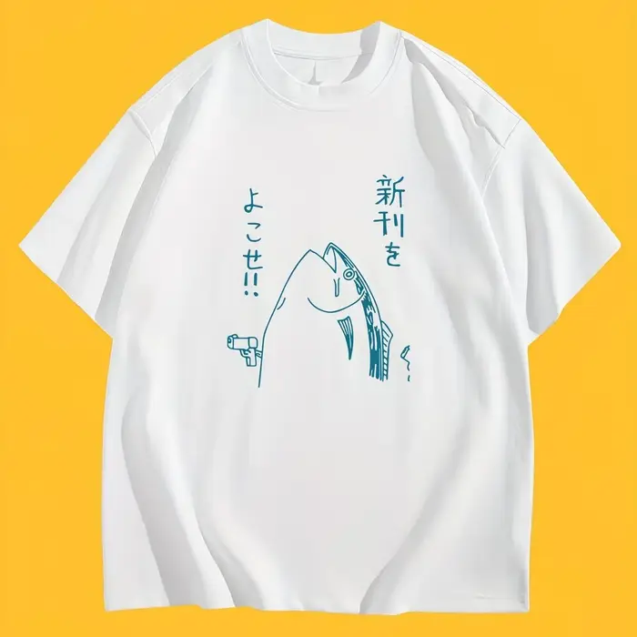 T-shirt japonais amusant avec motif de poisson tenant un pistolet