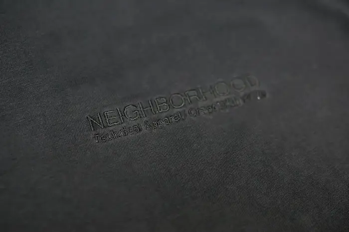 T-shirt ample à manches courtes avec étiquette brodée sur la poitrine NBHD