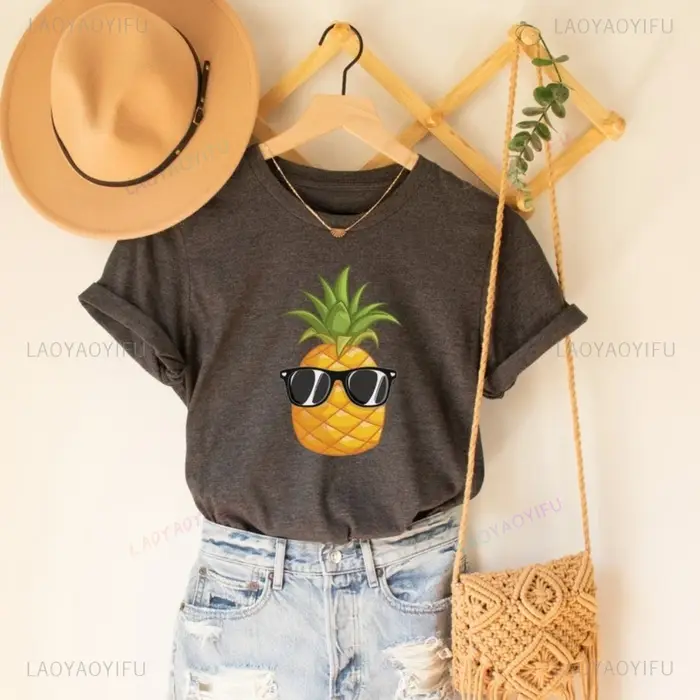 Ananas fruits hauts t-shirt un modèle de dessin animé intéressant et mignon d'ananas portant des lunettes de soleil