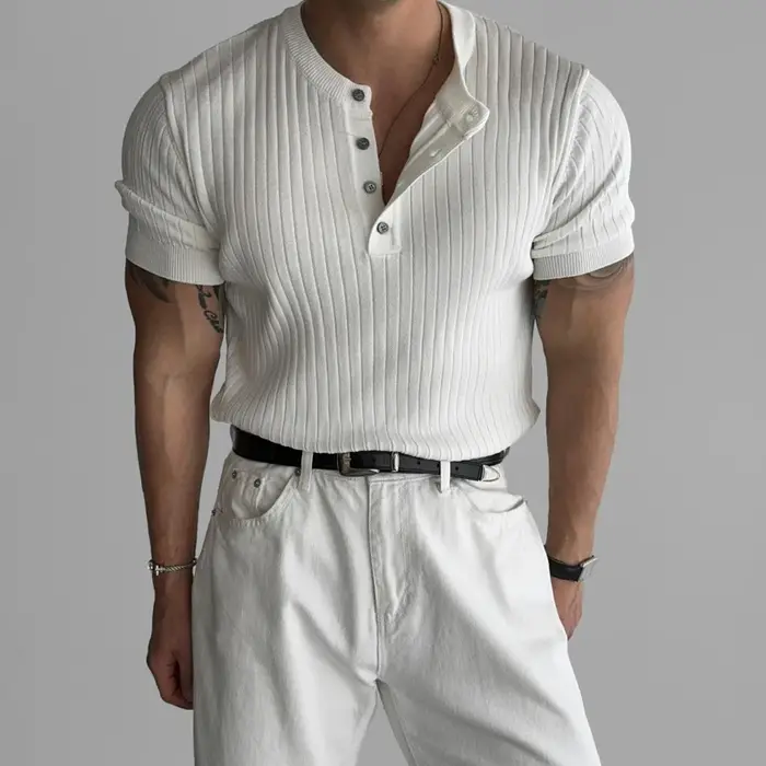 T-shirt tricoté à col Henry pour homme