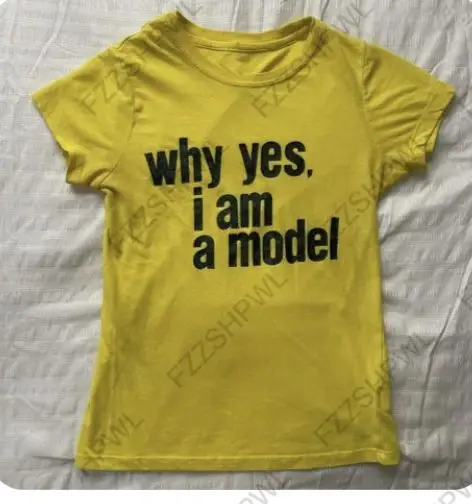 T-shirt court imprimé lettres jaunes