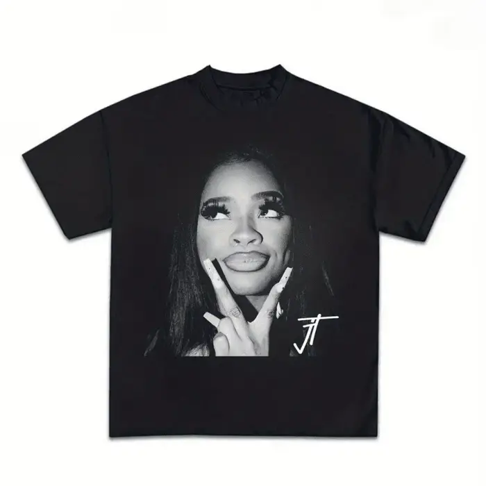 T-shirt graphique JT Rapper unisexe noir - T-shirt à col rond avec logo JT et graphisme distinctif. 