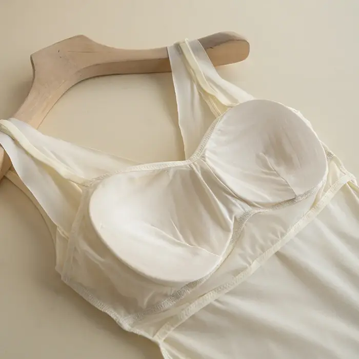 Débardeur en soie à col en V pour femme
