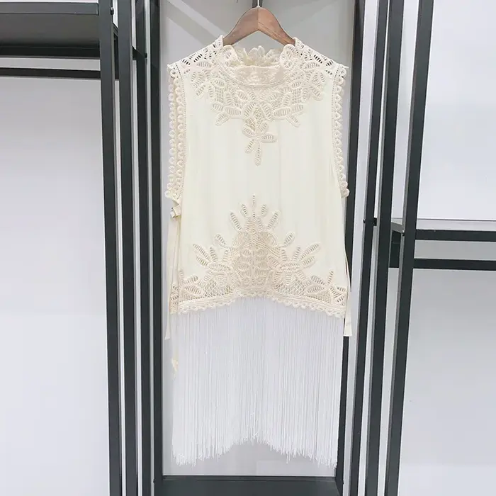 T-shirt à bretelles latérales pour femme, décolleté ajouré, ourlet à franges, dos ouvert avec bouton