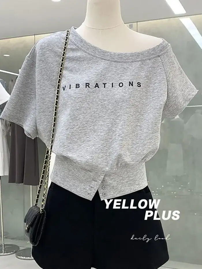 Épaules dénudées T-shirt à manches courtes femmes coupe ajustée chauve-souris été haut court lettre bouton tunique basique décontracté une épaule t-shirts