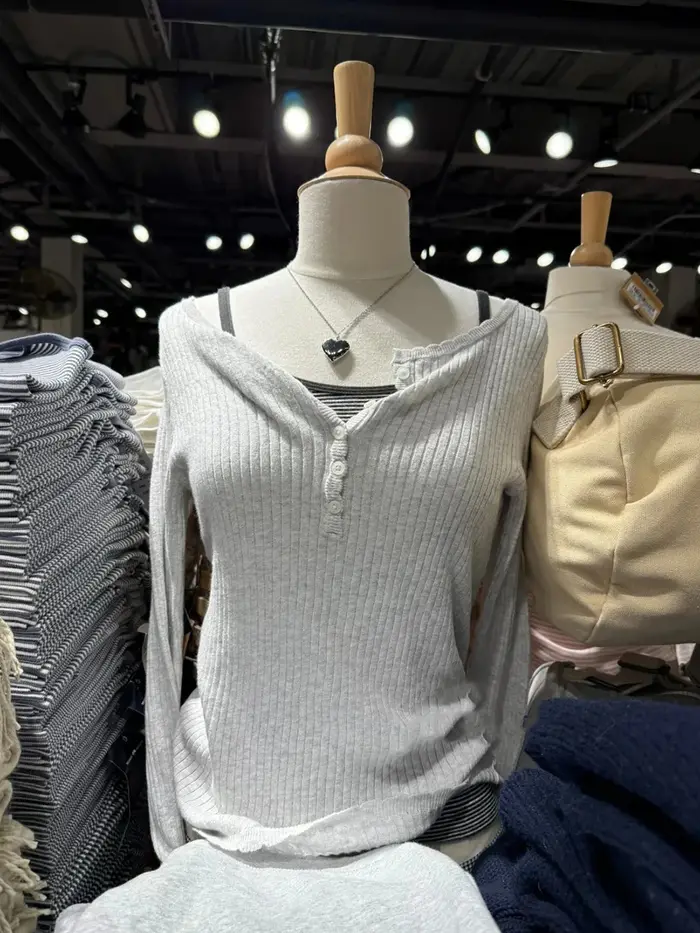 Gris dentelle garniture col à manches longues T-shirts femmes automne torsion tricoté mince nouveau bouton coton