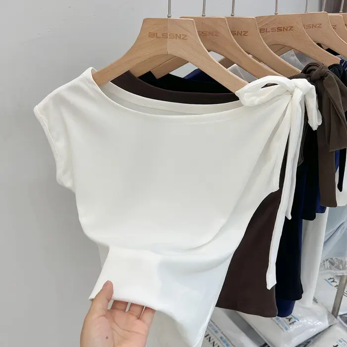 Nouveau T-shirt blanc à manches courtes pour femme, été 2026, avec détail nœud sexy, hauts décontractés et polyvalents pour femme, style coréen, couleur unie