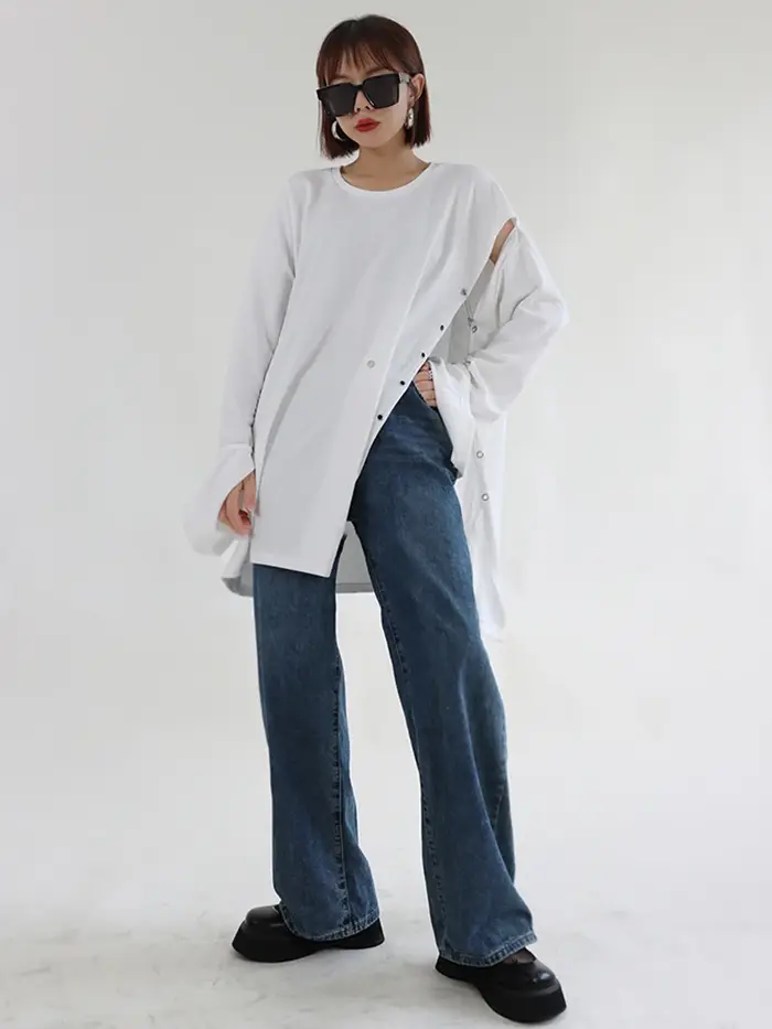 [EAM] femmes noir fente latérale irrégulière grande taille T-shirt nouveau col rond à manches longues mode marée printemps automne 2026 1DE8803