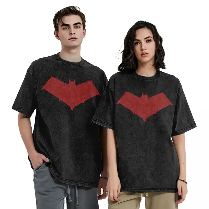 T-Shirt à Capuche Rouge avec Emblème pour Homme