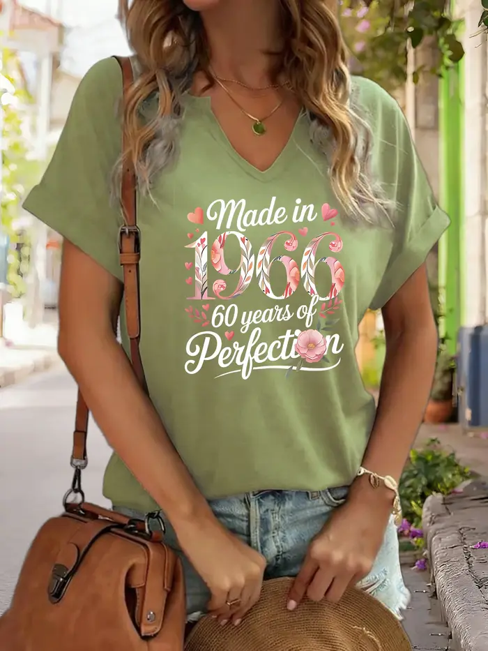 T-shirt graphique col en V pour femme « Made in 1966 », T-shirt imprimé « 60 ans de perfection », haut décontracté à manches courtes pour anniversaire