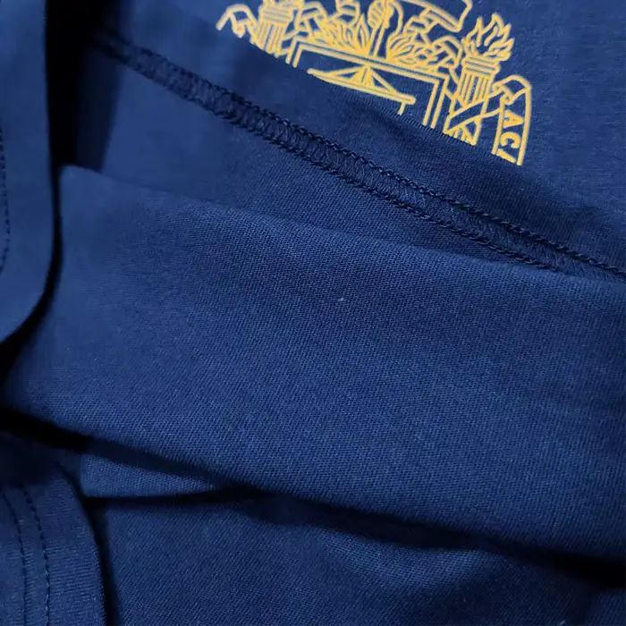 T-shirt graphique avec emblème de l'Académie navale américaine