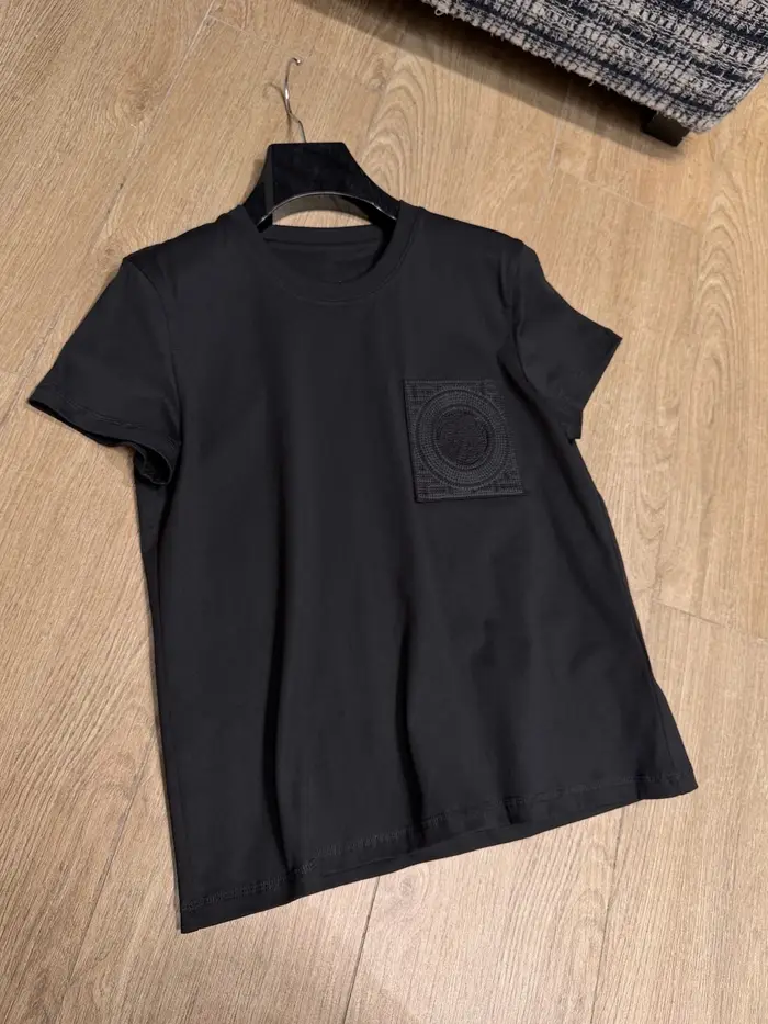 T-shirt Femme Haut de Gamme en Soie Brodé à Manches Courtes avec Poches – Collection Printemps/Été 2026 – Style Décontracté