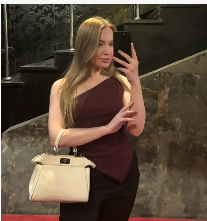 2025 nouveau T-Shirt femme décontracté à la mode couleur unie simple épaule asymétrique haut ajusté col une pièce