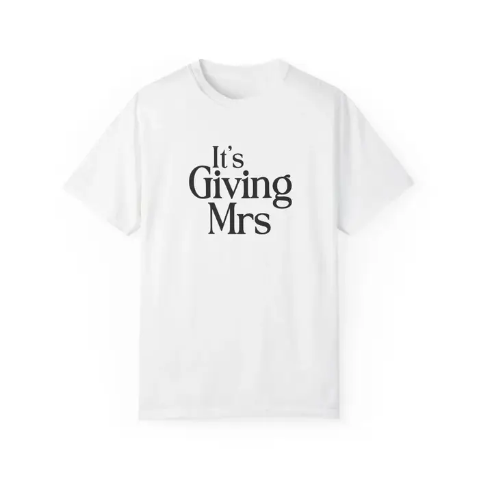 Its Giving Mrs TShirt T-shirt pour future mariée, haut de fiançailles, tenue de enterrement de vie d