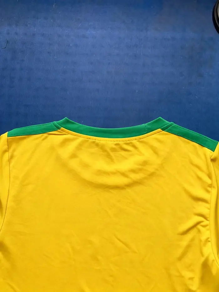 T-shirt court d'été pour femme, motif football brésilien, imprimé lettres et chiffres audacieux, tee-shirt décontracté doux pour le quotidien, plusieurs options de numéros