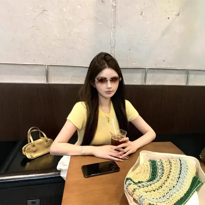 T-shirt tricoté fin jaune à col rond et manches courtes pour femme – Style court