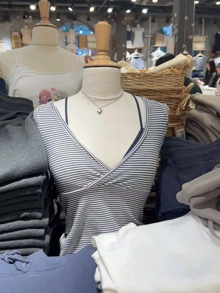 T-shirts sans manches à col en V à pois bleu marine pour femmes