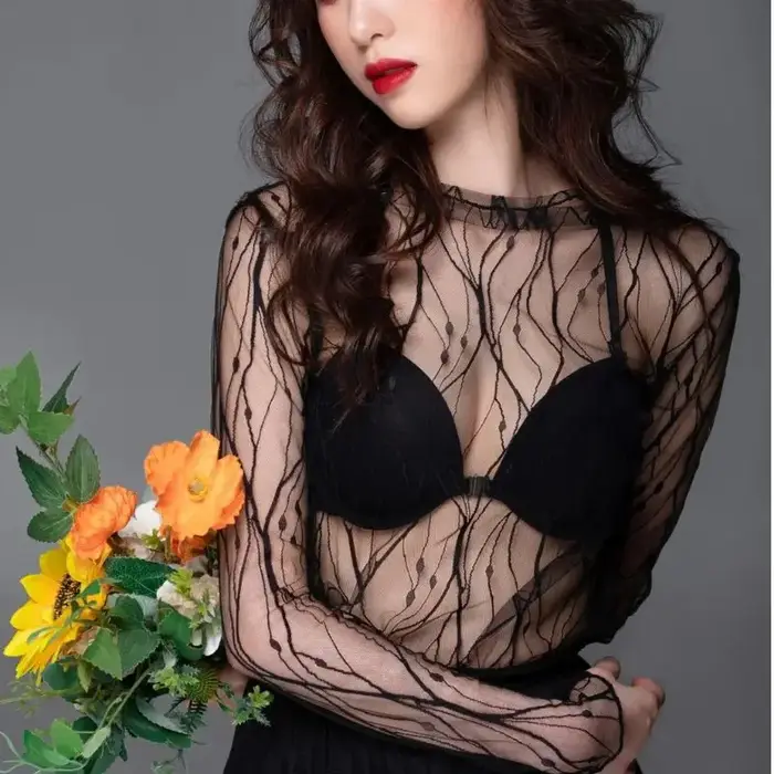 T-shirt élégant en dentelle pour femmes
