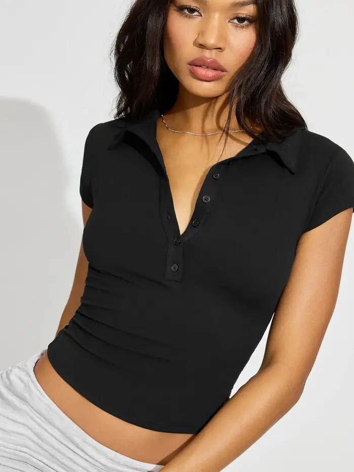 Collection Printemps-Été 2025 : Haut polyvalent à col polo boutonné, manches courtes, coupe ajustée,