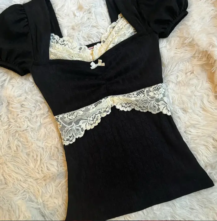 T-shirt Coquette en dentelle patchwork d'été