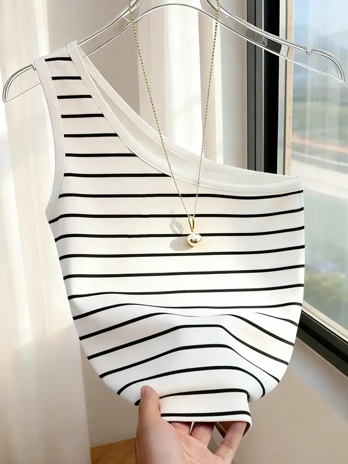 Haut asymétrique à rayures horizontales noires et blanches