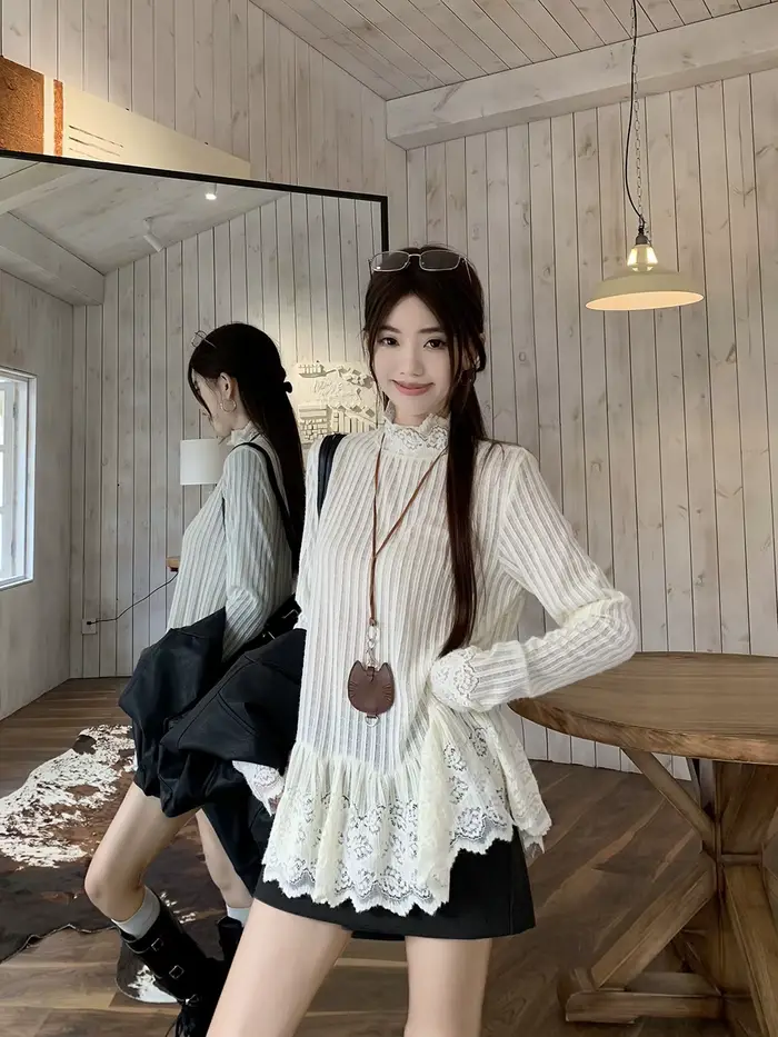 Haute qualité vente chaude en gros haut blanc Design avec dentelle dentelle à manches longues T-shirt Niche couche intérieure Base chemise femmes