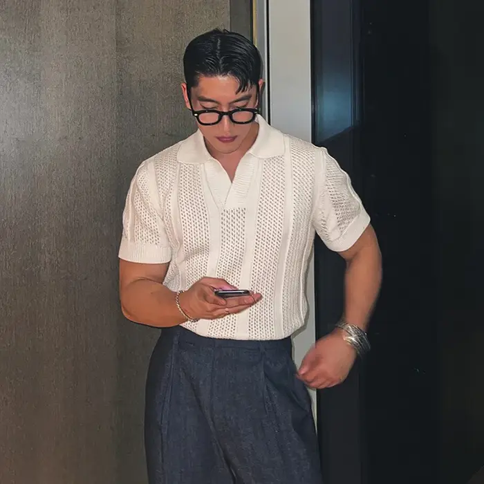 Polo évidé à manches courtes et col en V pour hommes