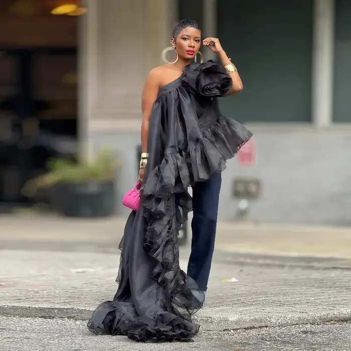 Haut Long asymétrique asymétrique noir pour femmes, asymétrique épaule dénudée, avec fleur faite à l