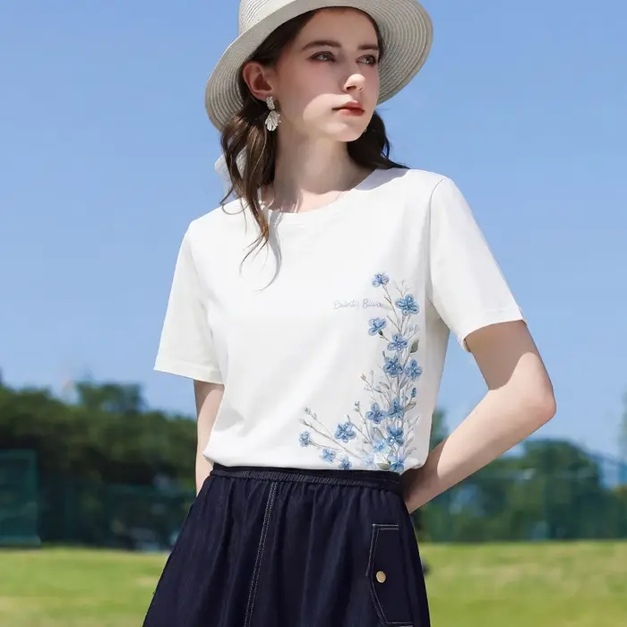 I BELIEVE YOU T-shirt blanc à manches courtes et col rond, nouvelle collection été 2026, imprimé floral brodé, haut décontracté pour femme 2262016278