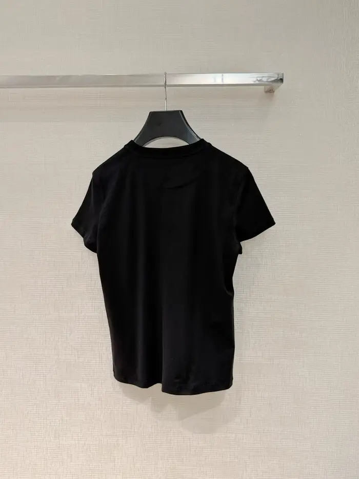 T-shirt Femme Haut de Gamme en Soie Brodé à Manches Courtes avec Poches – Collection Printemps/Été 2026 – Style Décontracté