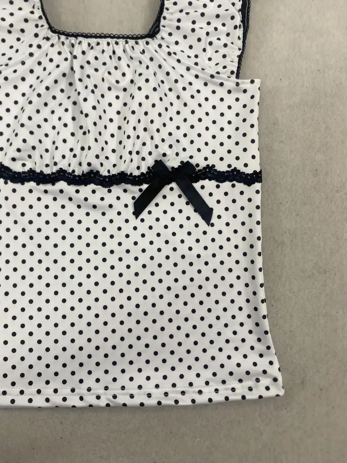 Débardeur blanc à pois à col carré pour femme avec bordure en dentelle marine et manches à volants