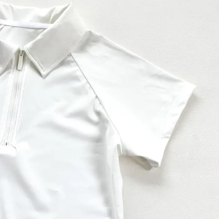 Polos à manches courtes pour femmes : options blanches et bleu marine disponibles