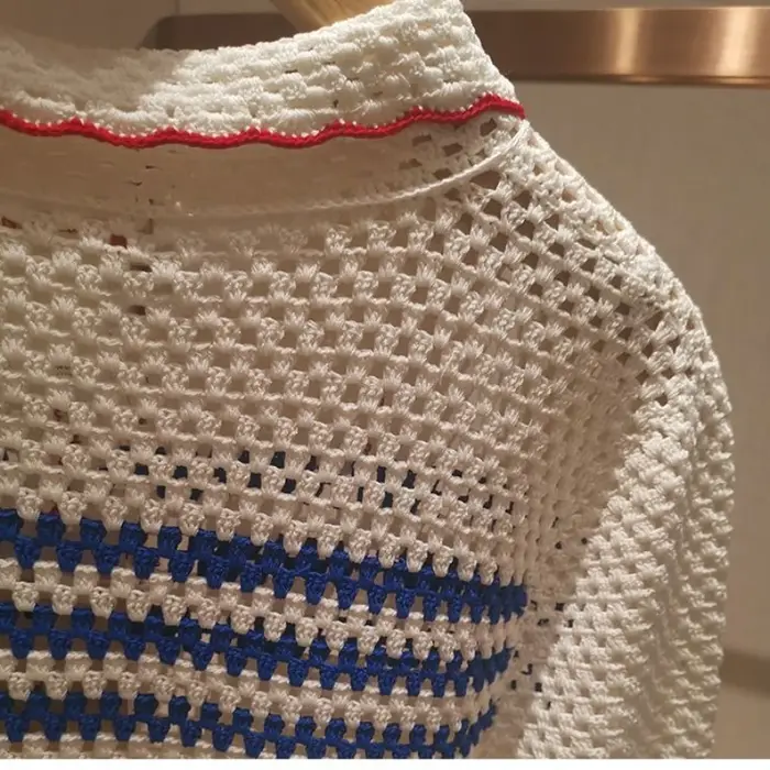 Korobov-T-shirt en tricot évidé à revers chic pour femme