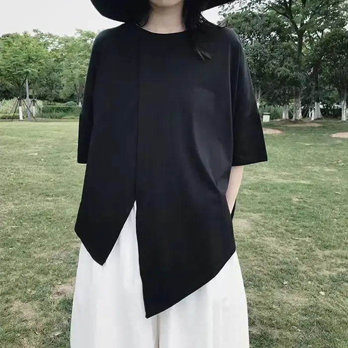 T-shirt symétrique de niche avec minceur et ample, haut irrégulier couvrant le ventre
