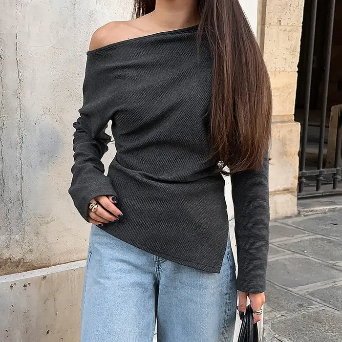 Nouveau haut épaules dénudées au style tendance et sexy