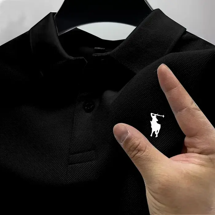 Polo homme avec plusieurs options de couleurs. T-shirt à manches courtes avec col imprimé petit cheval. Haut de golf respirant pour tenue décontractée professionnelle