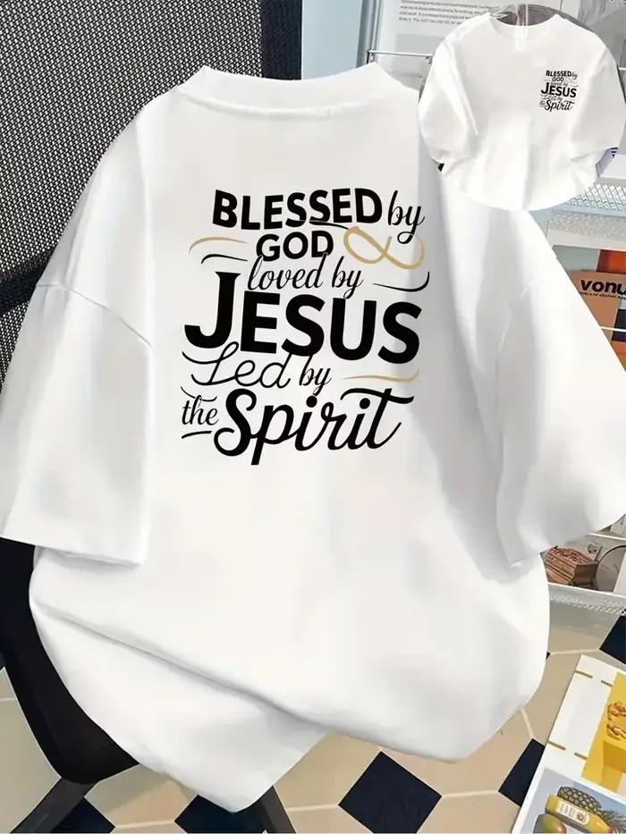 T-shirt graphique avec citation de foi, imprimé artistique « Blessed By God Jesus », manches courtes