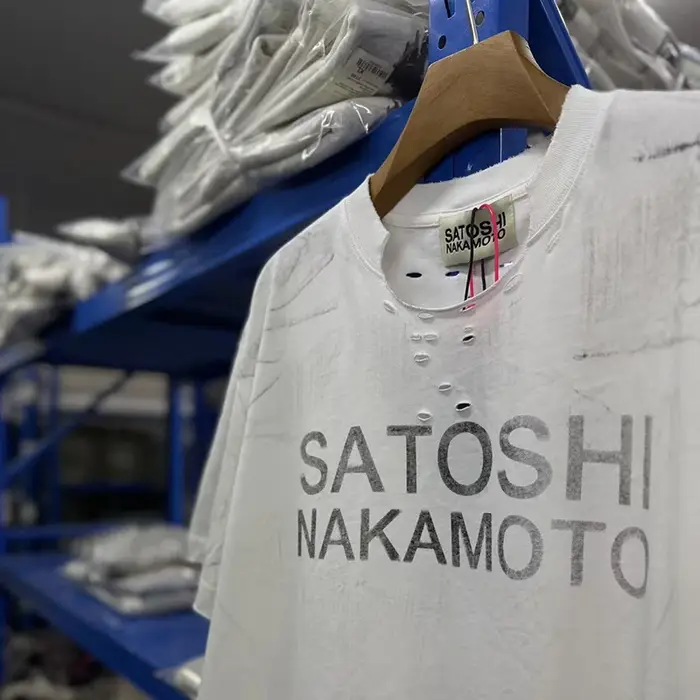 T-shirt unisexe en coton blanc délavé avec logo imprimé lettres classiques Satoshi Nakamoto