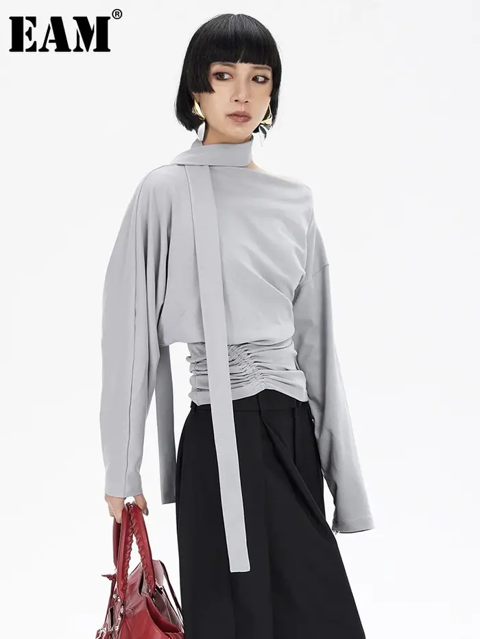 [EAM] femmes bleu plissé élégant tricot T-shirt nouveau col incliné manches longues chauve-souris mode marée printemps automne 2026 1DJ4747