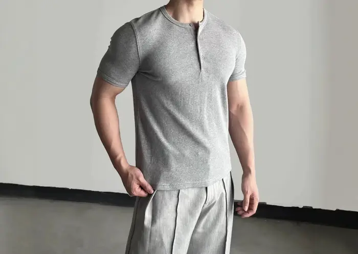 T-shirt Homme Rétro Américain Col Henry Couleur Unie Manches Courtes Coupe Élégante Été Haut de Gamme Épaule Droite Décontracté