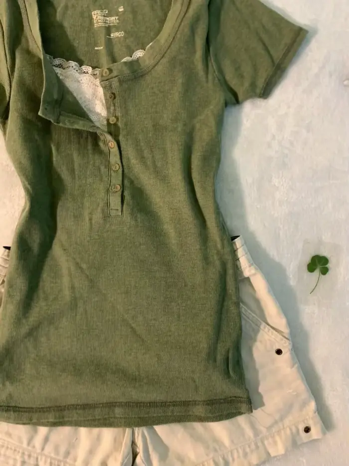 T-shirt vert olive punk pour femme