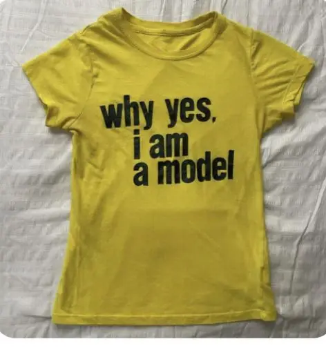 T-shirt court imprimé lettres jaunes, tendance streetwear, mode urbaine, rétro américain, décontract