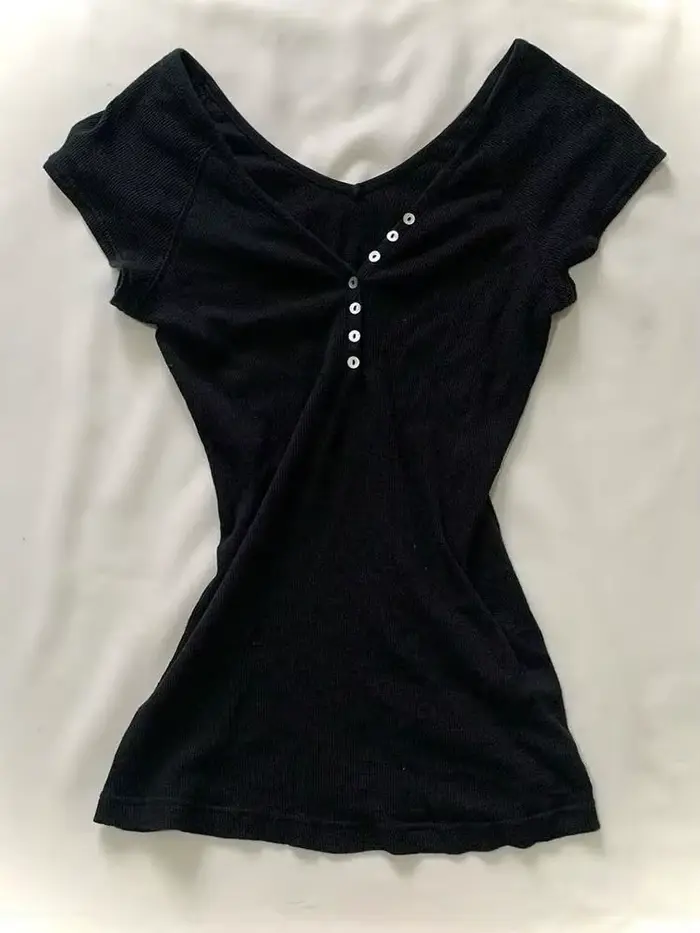 T-shirt noir à col en v pour femmes