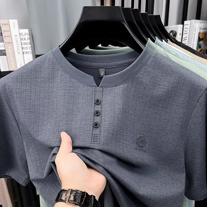T-shirt à col Henley pour homme avec petit logo