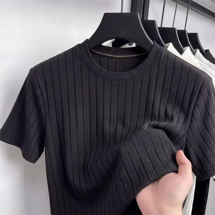 T-shirt en tricot côtelé pour homme avec rayures verticales, tissu doux et élastique pour un usage q